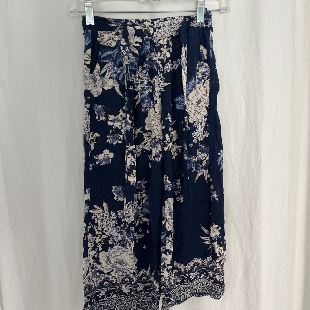 Beautiful pants from Francesca’s in the kids Frankies suction size 12 navy and w